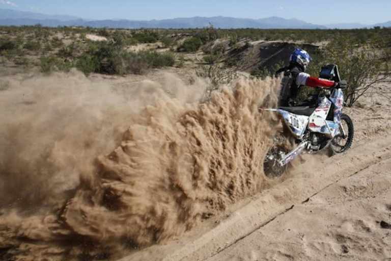 Nur neben dem Motorrad kam dieser Teilnehmer im Wüstensand den Berg hinauf