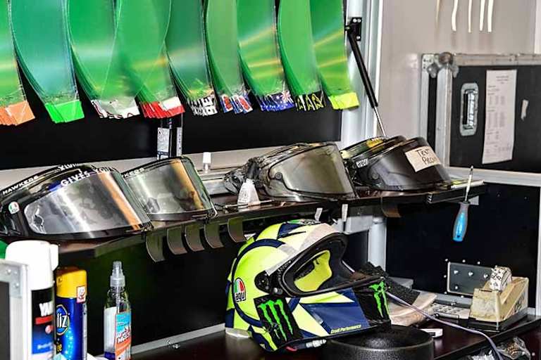 Rossis agv-Helm, dazu jede Menge Visiere