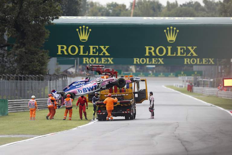Sergio Pérez' Renner musste von der Piste geschafft werden