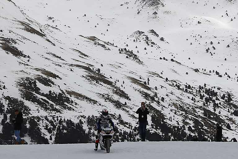 Loris Baz pflügte mit seiner Ducati GP14.2 durch den Schnee