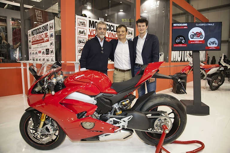 Pierfrancesco Caliari (Messe-Generaldirektor), Federico Aliverti (Direktor Motociclismo) und Julien Clement (Designer der Panigale V4)