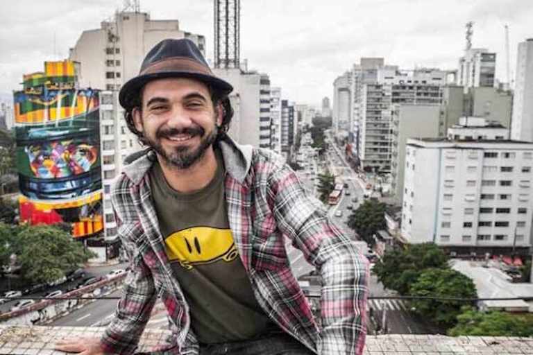 Der Künstler Eduardo Kobra vor seinem Wandbild