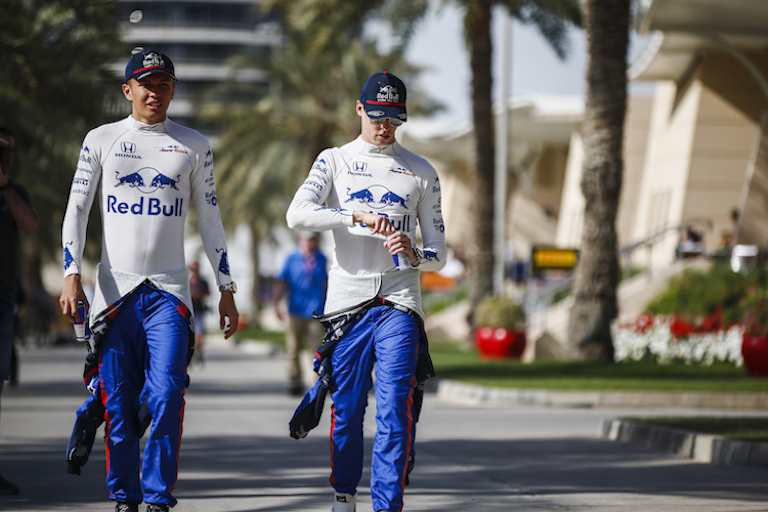 Die Toro-Rosso-Fahrer auf dem Weg zur Arbeit – bei reichlich Sonne