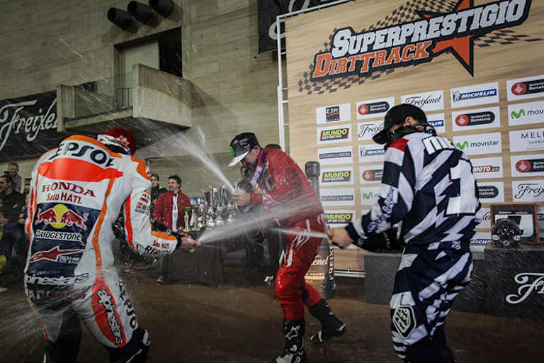 Marc Márquez und Jared Mees feiern mit Sieger Brad Baker