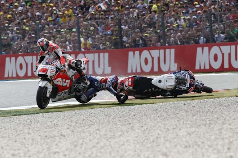 Bild 1: Miller kann sich noch auf seiner Maschine halten