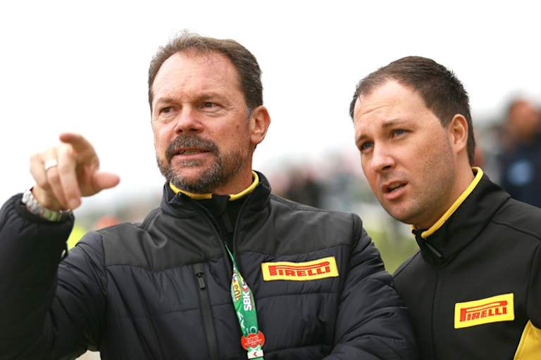 Pirelli-Rennchef Giorgio Barbier (li.)