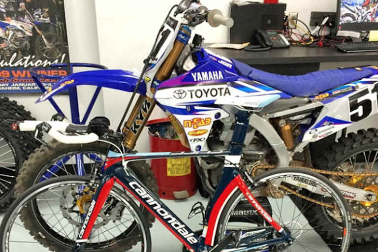 Beim Monster Energy Cup stand neben dem Bike das Trainings-Rennrad