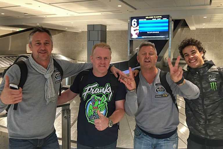 MarcVDS-Teamchef Bartholemy, Mechaniker Stewart Miller, Prein (2. von rechts) und Morbidelli 