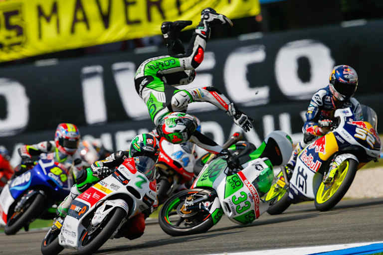 In der Schikane, 1. Runde: Bastianini (33) fliegt ab, daneben Kent (52), Vazquez (7), dahinter Oliveira (44) und Kornfeil (84) 