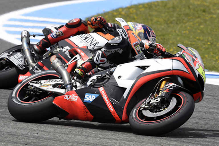 Jerez-GP 2015: Alvaro Bautista (19) hier im Zweikampf mit Stefan Bradl (Forward-Yamaha)
