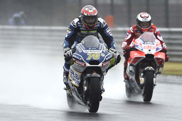 Loris Baz (76) gegen Jorge Lorenzo