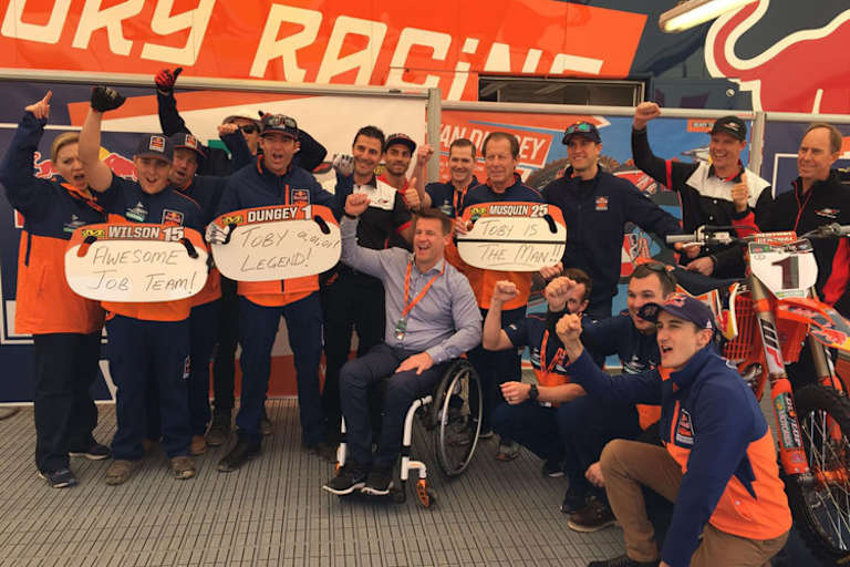 KTM-Sportdirektor Pit Beirer, momentan mit seinen Cross-Stars in Amerika, gratulierte aus Kalifornien: «Awesame Job Team», steht auf einer Tafel