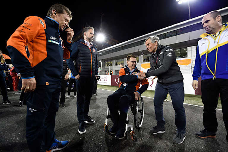 Losail Circuit: Pit Beirer begrüßt Le-Mans-Promoter Claude Michy, links Mike Leitner und Jens Hainbach