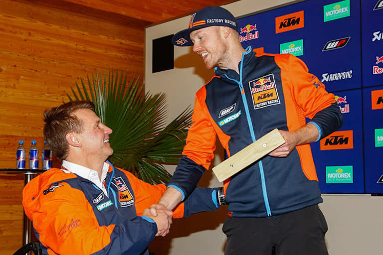 Pit Beirer ehrte Bradley Smith am Abend nach dem Valencia-GP für seine starken Leistungen 2018