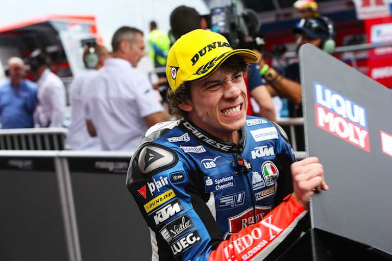 Siegesjubel: Marco Bezzecchi wurde für seine Risikobereitschaft belohnt