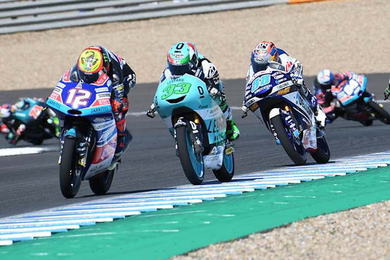 Marco Bezzecchi im Rennen vor Bastianini (33) und Jorge Martin (88))