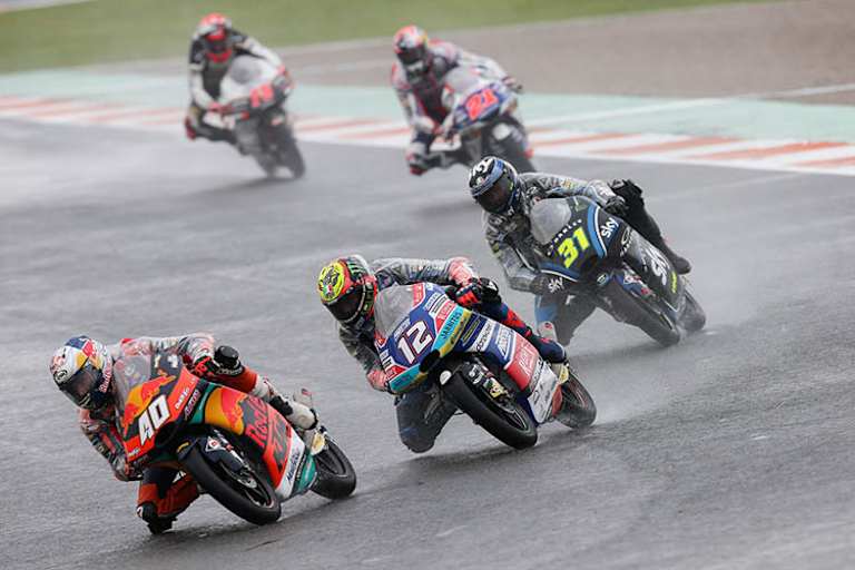 Prekäre Verhältnisse: Darryn Binder (40) vor Bezecchi (12)