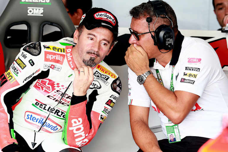 Aprilia-Teammanager Dario Raimondi (re.) mit Testfahrer Max Biaggi