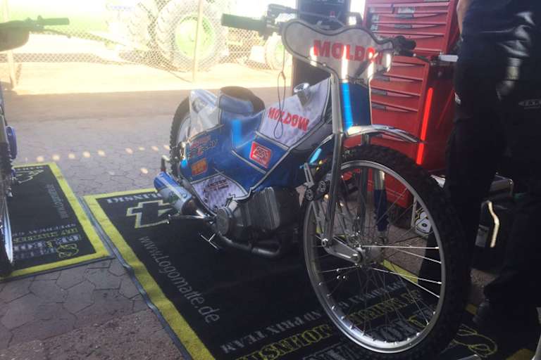 Vor dem Ligarennen am Mittwochabend: Pedersens Bike in Smolinskis Box