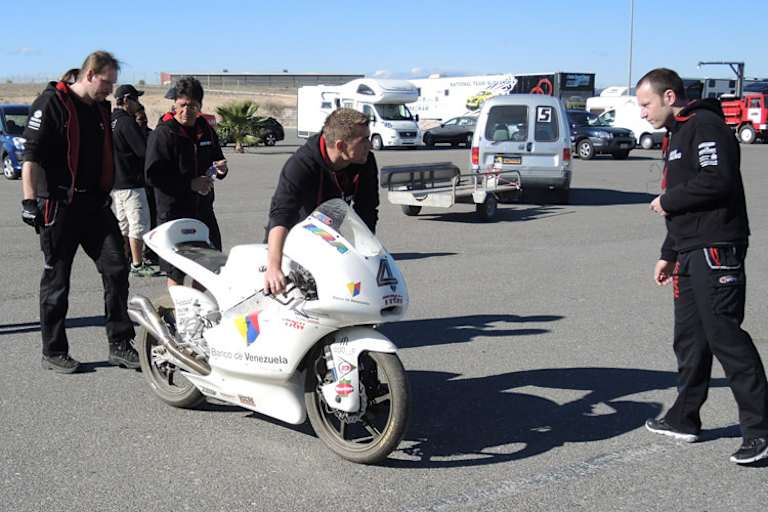 Die Crew von Kiefer Racing (2. li. Stefan Kiefer) nimmt die beschädigte Kalex in Empfang