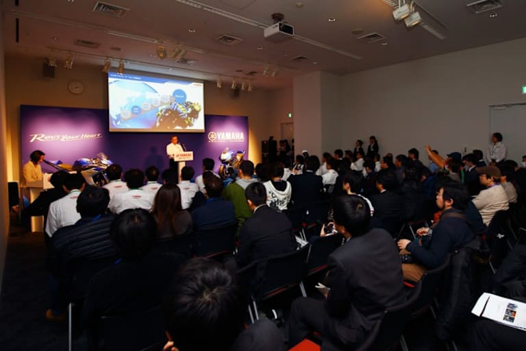 In Japan gab Takaaki Kimura, Vize-Präsident von Yamaha Motor, den Einsatz des neuen Getriebes offiziell bekannt