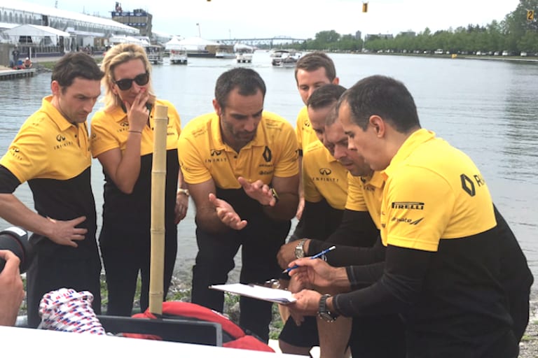 Ricardo Penteado (ganz rechts) vor dem Flossrennen in Montreal
