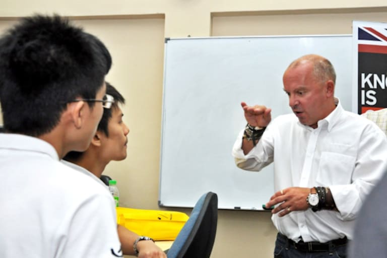 Mike Gascoyne zu Besuch bei Studenten