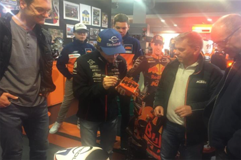 Öttl schrieb fleißig Autogramme