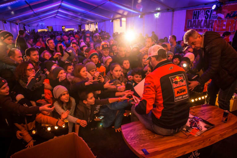 Zwei Stunden lang schrieb Walkner Autogramme