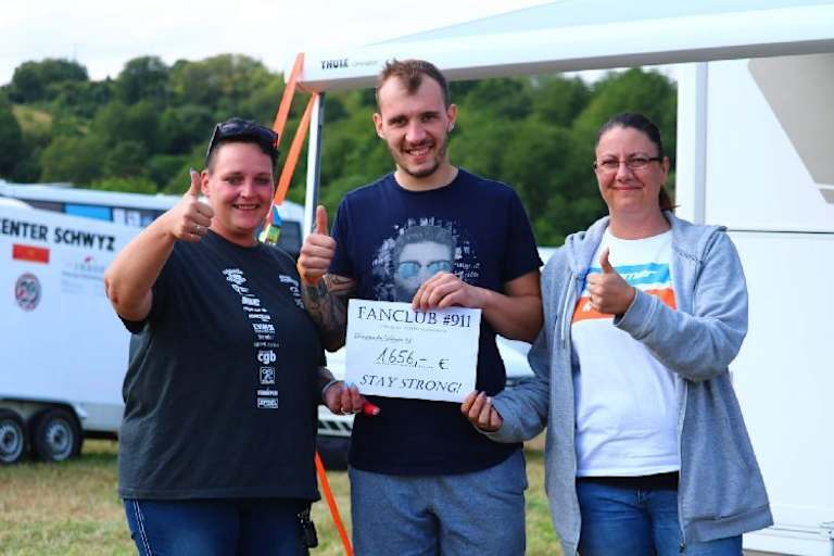 Geldübergabe vom Fanclub #911 in Straßbessenbach: Carmela Chindamo, Nicolas Musset, Tanja Rudolph (v.re.)