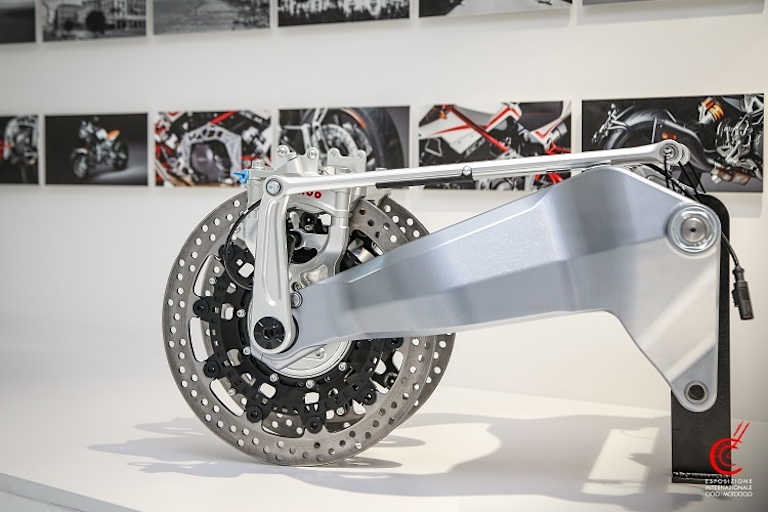 Die Vorderradführung mit einer Schwinge erlaubt die konstruktive Trennung von Lenkung und Federung. 