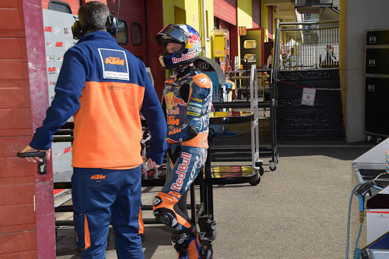 In den gut zwei Stunden bis zum Qualifying baute das Team um Binder die Maschine wieder auf