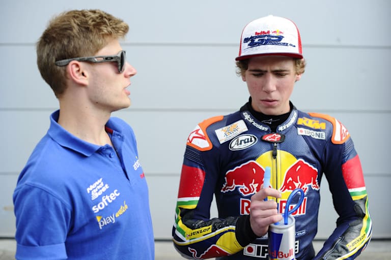 Brad Binder (19) gibt dem jüngeren Bruder Darryn (16) Tipps  