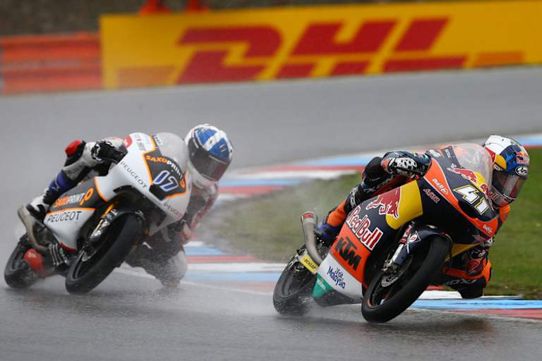 Das Rennen vor Brünn: Brad Binder (41) führte vor dem Sturz vor John McPhee (17), den späteren Sieger