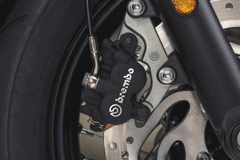 Bremszangen von Brembo statt von Nissin wie an der Standard-Bobber