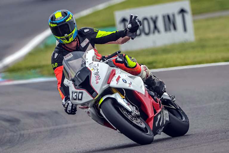 Max Riebe (130) feiert seinen Sieg im ersten Rennen