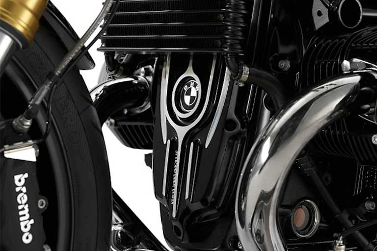 Da macht das putzen nach Regenfahrten doppelt Spaß: Riemenabdeckung an der Vorderseite des Boxermotors