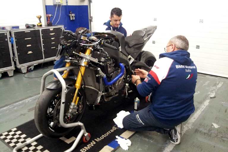 Die neue BMW S1000RR wird vorbereitet