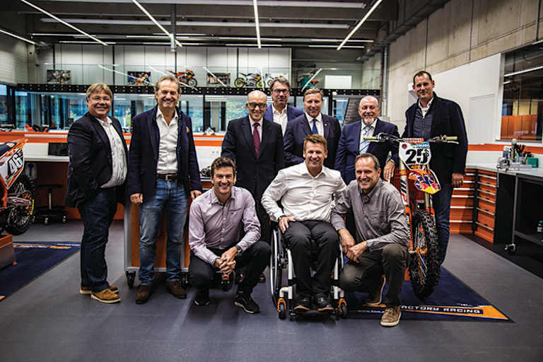 Auch Dorna-Boss Carmelo Ezpeleta kam zur Eröffnung nach Munderfing