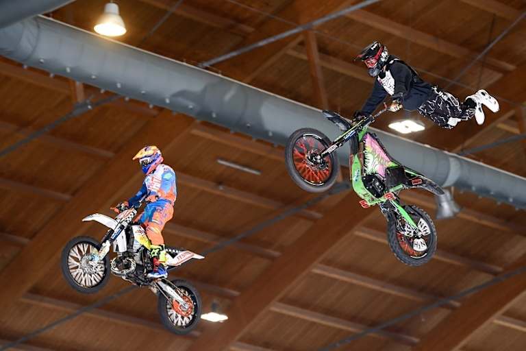 Sandra und Mac Fröhlich vom McSands Motor Shop bauen auf der Schrauberbühne einen Knuckle Bobber auf 