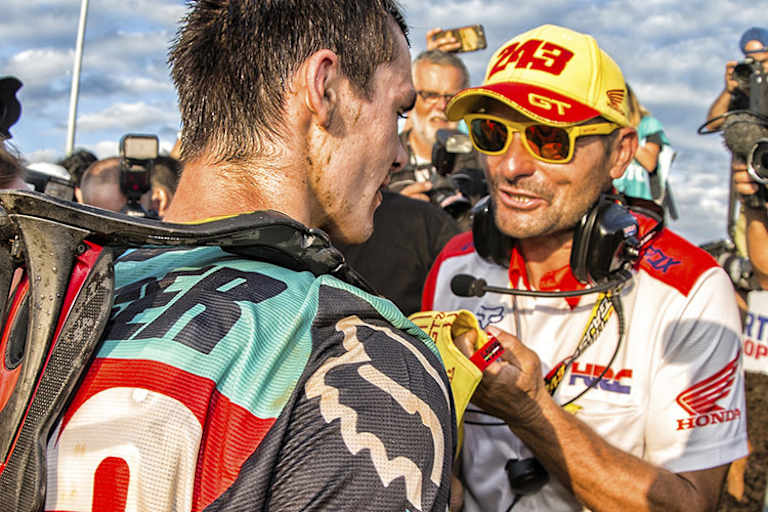 Vater Bogo gratuliert seinem Sohn Tim zum WM-Titel 