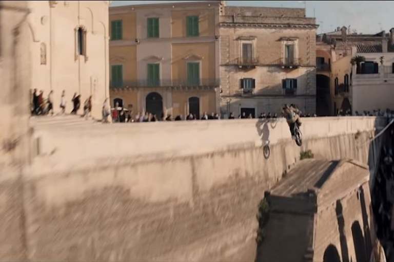 Eine dekorative Treppen als Absprungrampe auf den Flanierplatz: James Bond hat keine Zeit, zu sterben