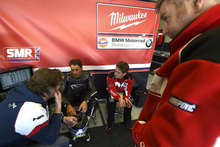 Marc Bongers von BMW (li.) im Gespräch mit Joshua Brookes