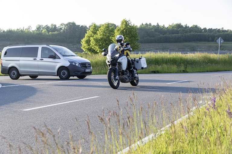 Der klassische Kollisionsunfall - Autofahrer übersieht Motorrad - soll dank Kommunikation der Fahrzeuge untereinander verhindert werden