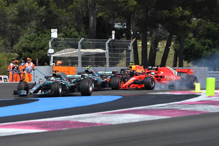 Sebastian Vettel erwischte Bottas am linken Hinterrad