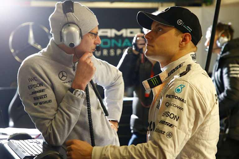 Valtteri Bottas bei der Arbeit mit seinem Team