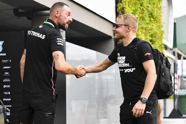 Bottas mit seinem besonderen T-Shirt in Singapur