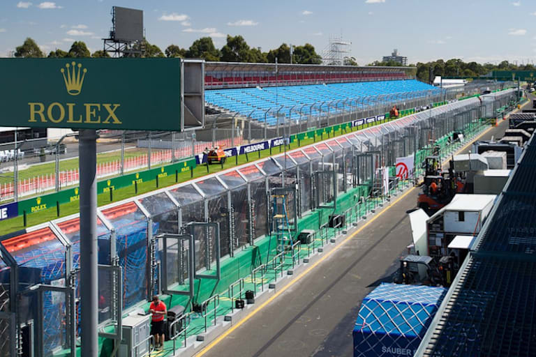 Fieberhafte Arbeit in der Boxengasse des Albert-Parks