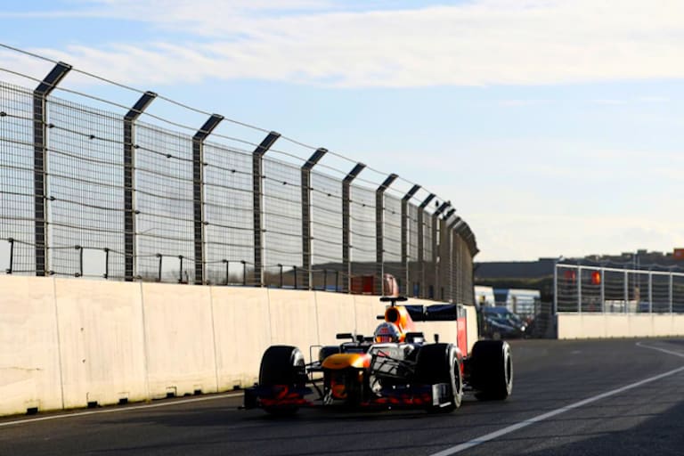 Verstappen kommt an die Box zurück