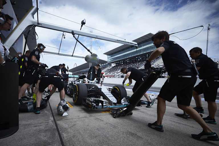 Die Boxencrew trainiert auch während der Saison fleissig weiter